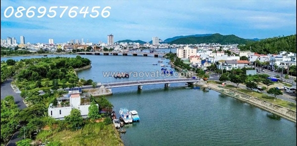 ~/Img/2025/11/ban-nha-lien-ke-ven-song-tai-nha-trang-khanh-hoa-01.jpg