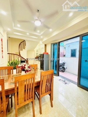 Bán nhà ngọc thụy. 36m. nhà 5 tầng, nhiều tiện ích xung quanh. 5m ngõ ra ô tô.