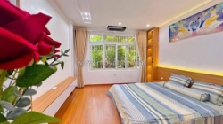 Bán nhà tập thể tầng 2  trần quốc hoàn dt 90m 3 ngủ 2 wc lô góc giá 5,250 tỷ