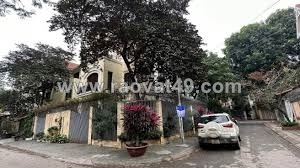 Chính chủ bán nhà phân lô liền kề hoàng quốc việt 122m căn góc giá 51,9tỷ