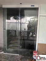 Cửa kính cường lực đơn: tạo dáng đẹp và tăng cường sự hiện đại