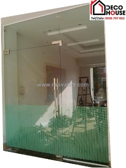 Giá cửa kính bản lề sàn 1 cánh phụ thuộc vào yếu tố nào?