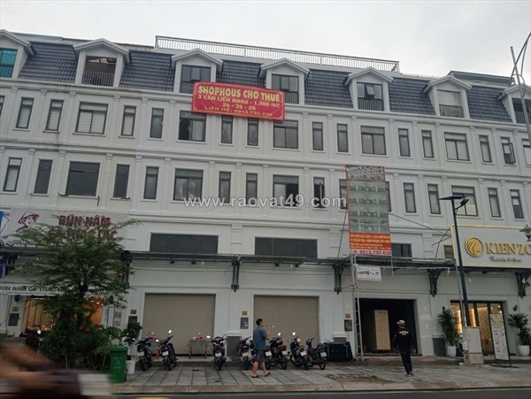 ~/Img/2025/11/gia-tot-cho-thue-3-can-shophouse-lien-thong-nhau-300m2-dtsd-1500m2-doi-01.jpg