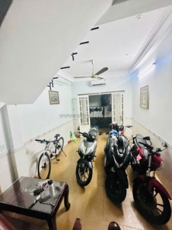 Hẻm 1 sẹc diện tích 47 m2 đúc 3 tấm có 4 tê q4