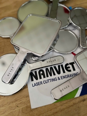Khắc laser lên gương cầm tay