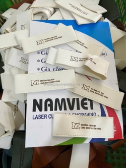 Khắc laser lên tag da - smili theo yêu cầu