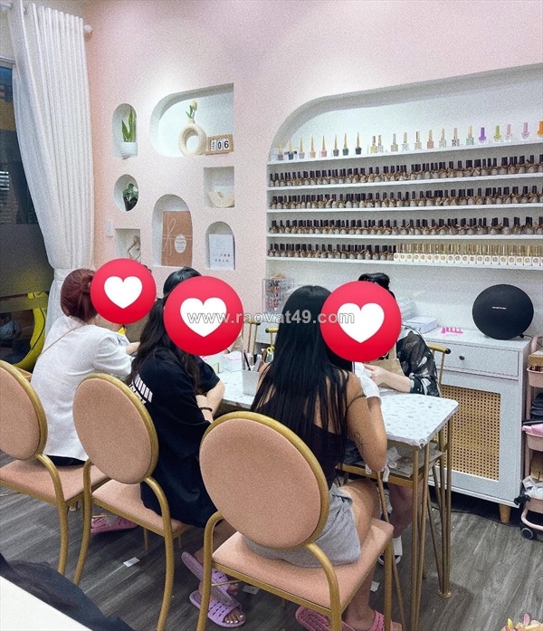 ~/Img/2025/11/khong-nguoi-trong-coi-can-sang-gap-tiem-nail-goi-tai-trung-tam-quan-3-02.jpg