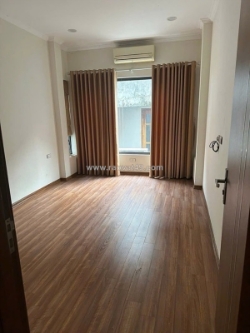 Lạc long quân dt 40m x5 tầng-11,9 tỷ ngõ ba gác tránh,lô góc,gần hồ tây