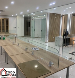 Lắp vách ngăn bàn làm việc bằng kính có đắt không? tính chi phí chi tiết