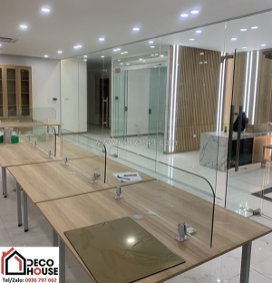 Lắp vách ngăn bàn làm việc bằng kính có đắt không? tính chi phí chi tiết