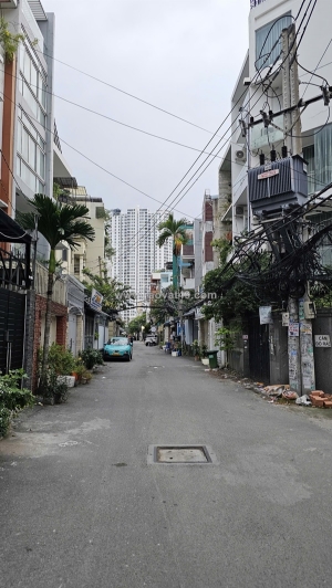 Mặt tiền xe tải cạnh q1  có 3 tê  q4 đúc 3 tấm