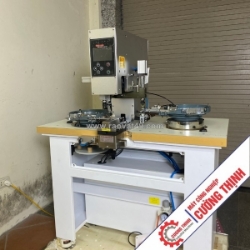 Máy dập cúc nhựa – giải pháp tăng tốc sản xuất cho ngành may mặc