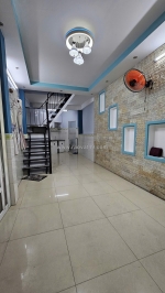 Ngay mặt tiền trung tâm q4
ngang 9.5 dài 4
có 3 tỷ