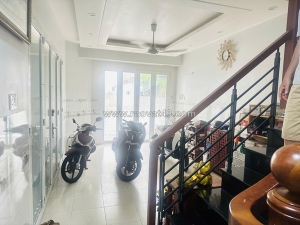 Nguyên hồng - p.11 - dt 45 tr tháng - 95m2 -4 tầng - 12 phòng - gần mt - chỉ