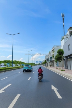 Nhà mặt tiền cộng hòa – sát nhà ga t3 – chdv cao cấp – 5 tầng – ngang 5.4m