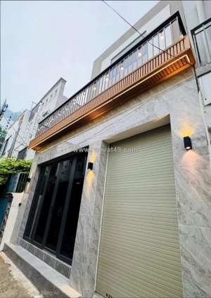 Nhà xây mới 1 trệt. 2 lầu. sân thượng -2 pn. 3wc. ban công lớn 6 tỷ 250