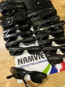 Nhận khắc laser lên mắt kính thời trang – khắc theo yêu cầu