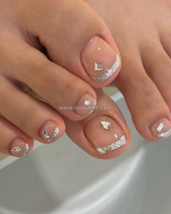 Pretty toenail polish color ideas for every christmas occasion