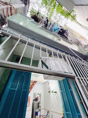 Sát mặt tiền q4 
ngang 3.2 x 9  hơn 2 tỷ