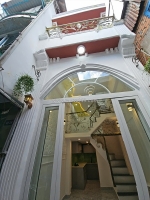 Sát mặt tiền vip q4 hơn 2  tỷ 
shr 3 tấm