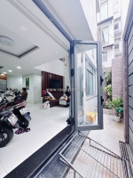 Sát mặt tiền  xóm chiếu  cách 1 căn nhà ra mặt tiền 
ngang 7 dài 8 – 5 tấm có