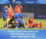 Trọng tài cứu mạng cầu thủ hagl ngay trên sân hà tĩnh