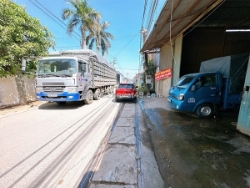 X135 bán nhà xưởng hiện đại, khu dân cư ở kín đông đúc người qua lại sx nhiều