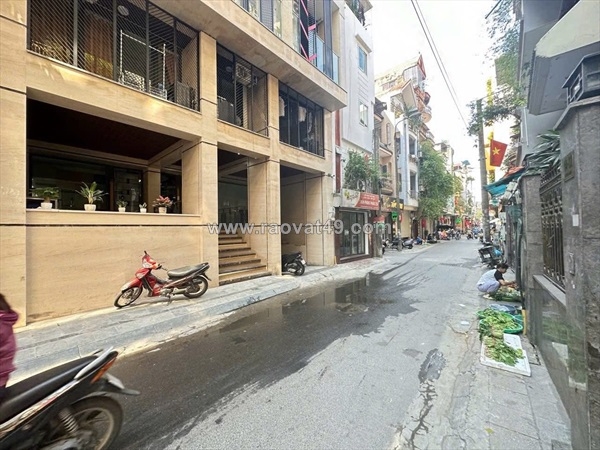 ~/Img/2025/12/-toa-apartment-mat-duong-800a-cau-giay-216m2-10t-mt-10m-chi-108-ty--01.jpg