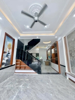 Bán nhà 2 tầng 136m2 p.biên hòa,shr đường 2 xe hơi thông,buôn bán tốt