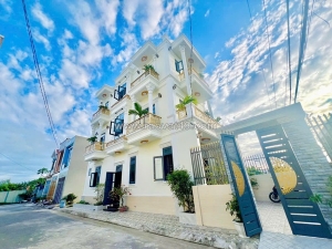 Bán nhà 3 tầng đẹp lung linh,shr đường  nhựa 2 ô tô thông,gần sông nên mát lắm