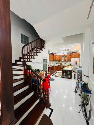 Bán nhà hoàng quốc việt – dt 40/45m, 6 tầng, 20m ra ô tô – giá 13.2 tỷ!