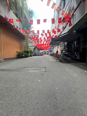 Bán nhà mặt tiền xe hơi q4 có 4 tỷ - 5 tấm