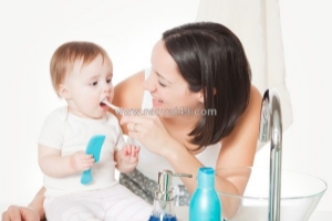 Cách vệ sinh răng miệng cho bé 1 tuổi khi bé không hợp tác