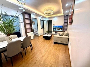 Căn hộ tập thể tầng 2  hoàng quốc việt dt 65m giá 4, tỷ full nội thất