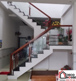 Cầu thang kính với lan can inox không gỉ tạo vẻ hiện đại và tinh tế