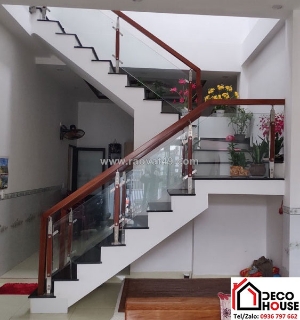 Cầu thang kính với lan can inox không gỉ tạo vẻ hiện đại và tinh tế
