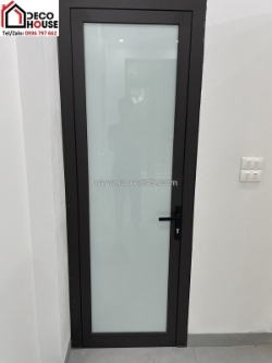 Cửa wc xingfa vân gỗ: đẹp nhưng có bền trong môi trường ẩm không?