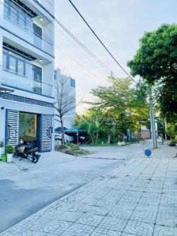 Đường 10m siêu thoáng – xe hơi ngủ trong nhà – nhà mới 4 tầng – giáp quận 7 –