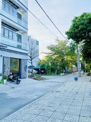 Đường 10m siêu thoáng – xe hơi ngủ trong nhà – nhà mới 4 tầng – giáp quận 7 –