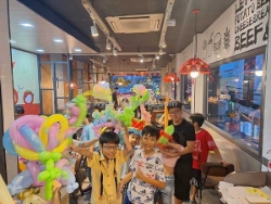 Giá thuê chú hề thổi bong bóng cho tiệc sinh nhật bé