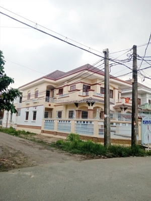 Giảm 900 triệu bán gấp căn nhà góc 2 mặt tiền đường số 19 kdc bình hưng ngay bx