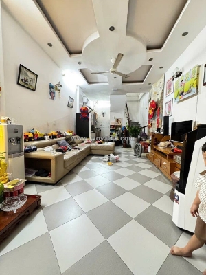 Kim giang 49m, 4 tầng, ô tô cửa, kinh doanh, sau 1 sân chơi ra mặt phố, sổ