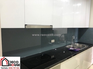 Kính bếp màu ghi xám và các thiết kế bếp tối giản