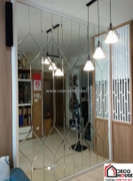 Kính ốp bếp trắng xanh cho biệt thự: gợi ý phối đèn và phụ kiện