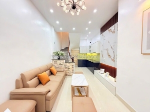 Lạc long quân 35m x5 tầng 8,75 tỷ gần hồ,30m ô tô tránh,ngõ ba gác thông,nở hậu