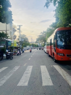 Mặt tiền kinh doanh giáp đầm sen – đường 12m – 2 tầng – 60m – 6.x tỷ