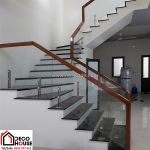 Mẫu cầu thang kính tay vịn inox cho không gian mở, tạo sự thông thoáng