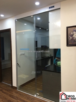 Mẫu cửa kính cường lực phòng khách màu trong, màu trà, màu đen – nên chọn loại nào?