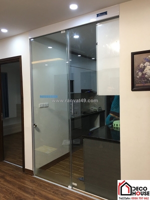 Mẫu cửa kính cường lực phòng khách màu trong, màu trà, màu đen – nên chọn loại nào?