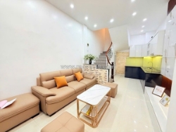 Nhà lạc long quân 32m, 5 tầng, full đồ, nở hậu, 30m ra oto tránh!